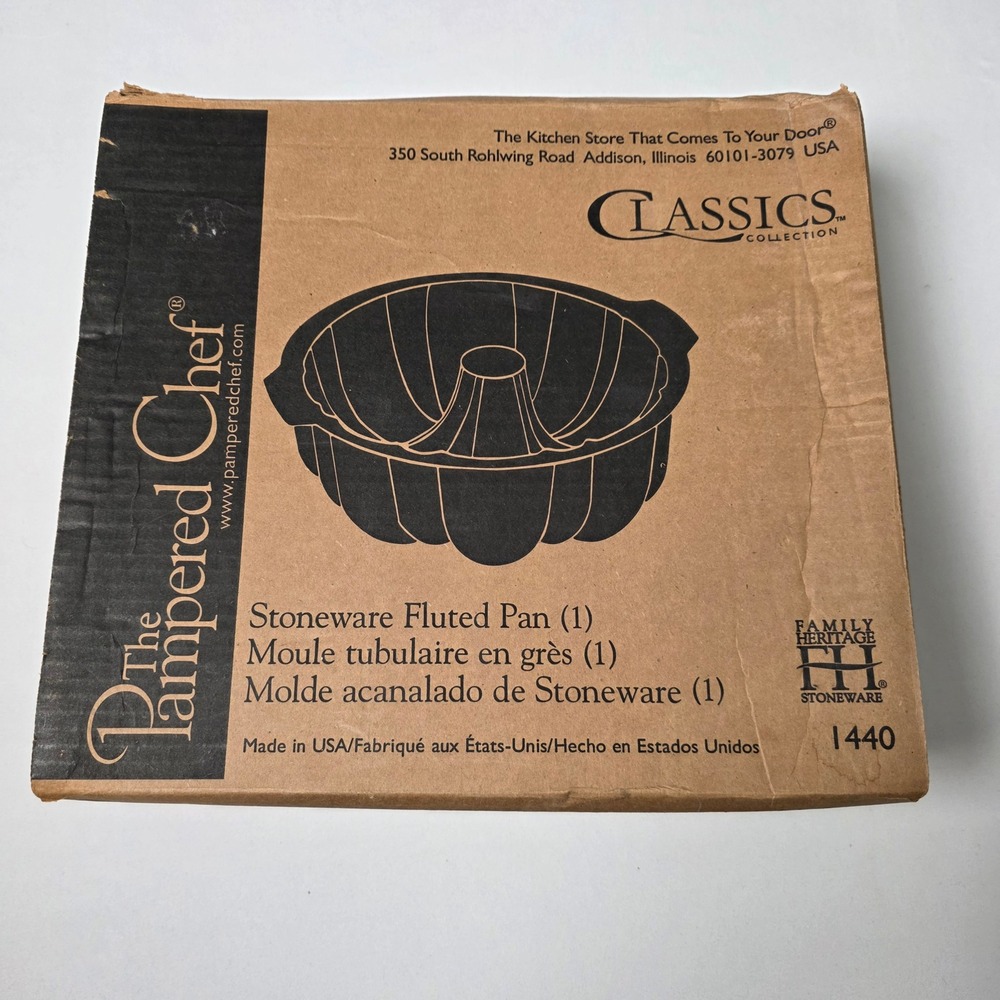 The Pampered Chef Family Heritage Collection Stoneware 10" Fluted Pan #1440 NIB